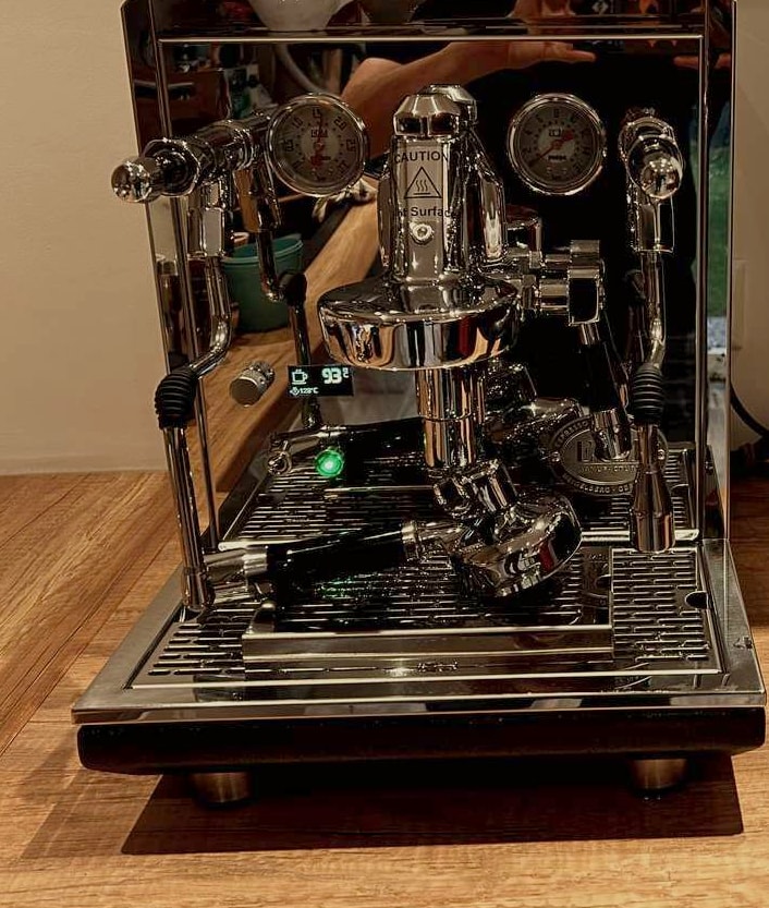 Siebträger-Espressomaschine aus Edelstahl mit zwei Manometern, das Display zeigt 93 Grad